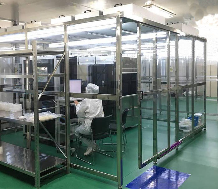百級(jí)潔凈棚配置由FFU、初效過(guò)濾器、高效過(guò)濾器過(guò)濾，再加風(fēng)淋室、傳遞窗等凈化設(shè)備才能達(dá)到效果。