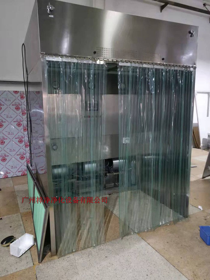 潔凈層流采樣車具體要求；從室內(nèi)空氣經(jīng)過初效過濾器，從高效空氣過濾器出風(fēng)，配無隔板高效過濾器過濾效率為：99.99@0.3μm和G4級初效過濾器，確保凈化級別，靜態(tài)100級美聯(lián)邦209E標(biāo)準(zhǔn)；