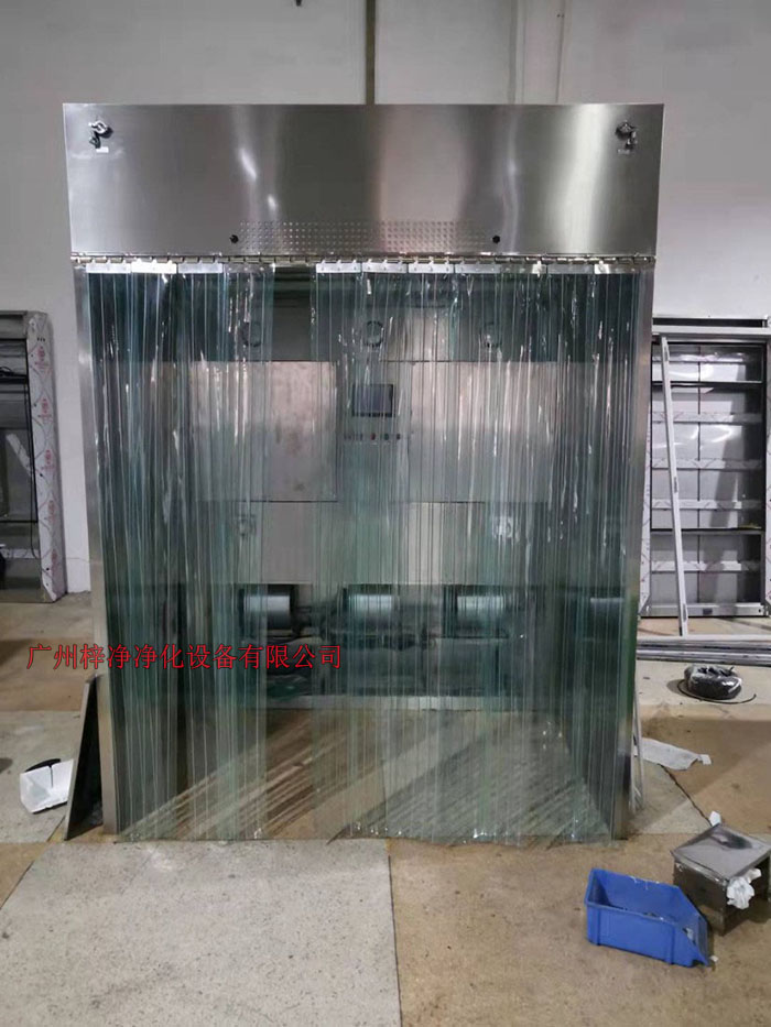 潔凈層流采樣車具體要求；從室內(nèi)空氣經(jīng)過初效過濾器，從高效空氣過濾器出風(fēng)，配無隔板高效過濾器過濾效率為：99.99@0.3μm和G4級初效過濾器，確保凈化級別，靜態(tài)100級美聯(lián)邦209E標(biāo)準(zhǔn)；