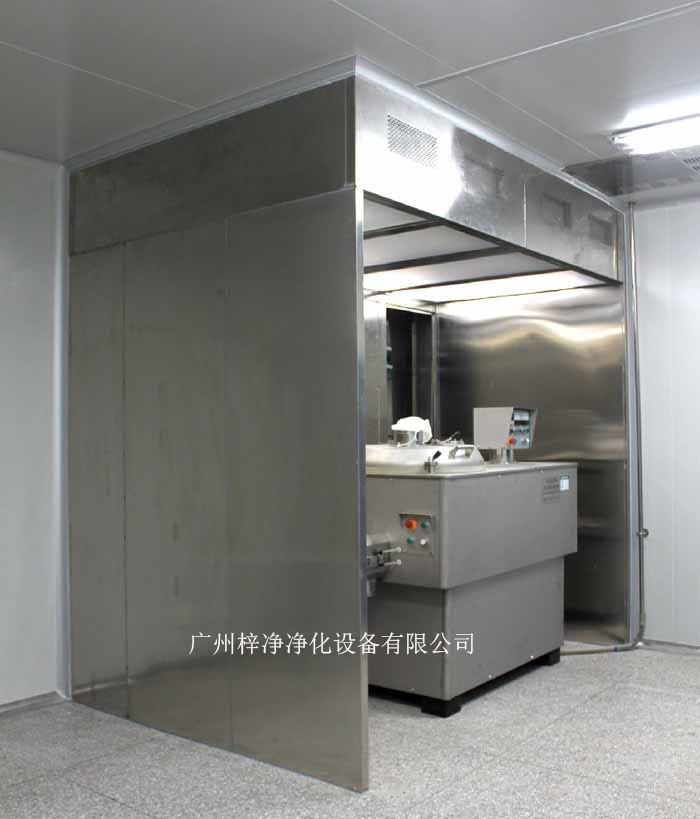 負(fù)壓稱量室由蜂鳴器、風(fēng)速傳感器、PAO注入口、DOP檢測口、中效壓差表、初效壓差表、高效壓差表、集中控制屏、防塵插座、回風(fēng)網(wǎng)孔板、排風(fēng)網(wǎng)孔、啟動按鈕、急停、風(fēng)機(jī)箱、風(fēng)機(jī)、初效過濾器、液槽高效過濾器、照明燈具、均流膜、無隔板高效過濾器幾大部件組成的。